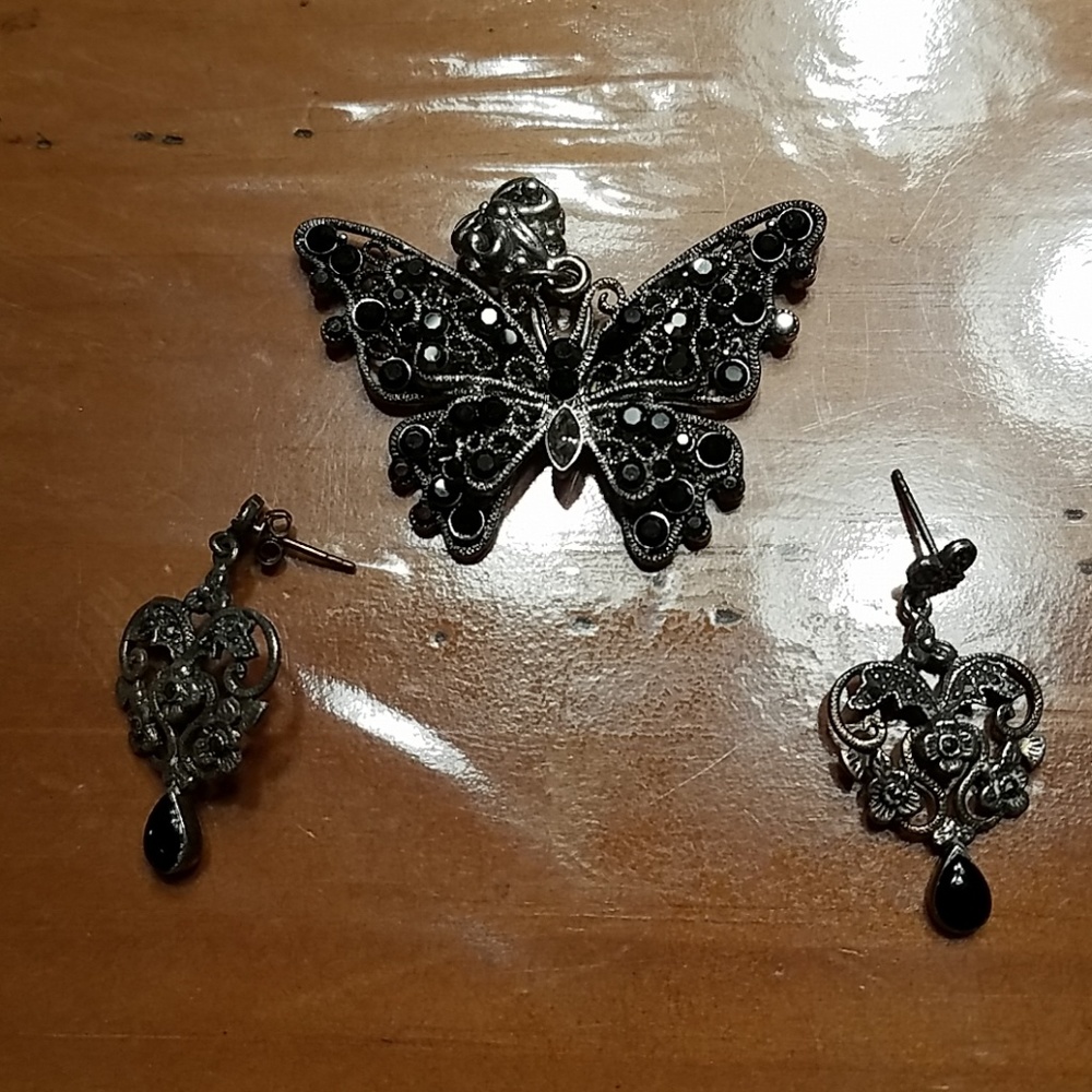 Necklace pendant and earrings